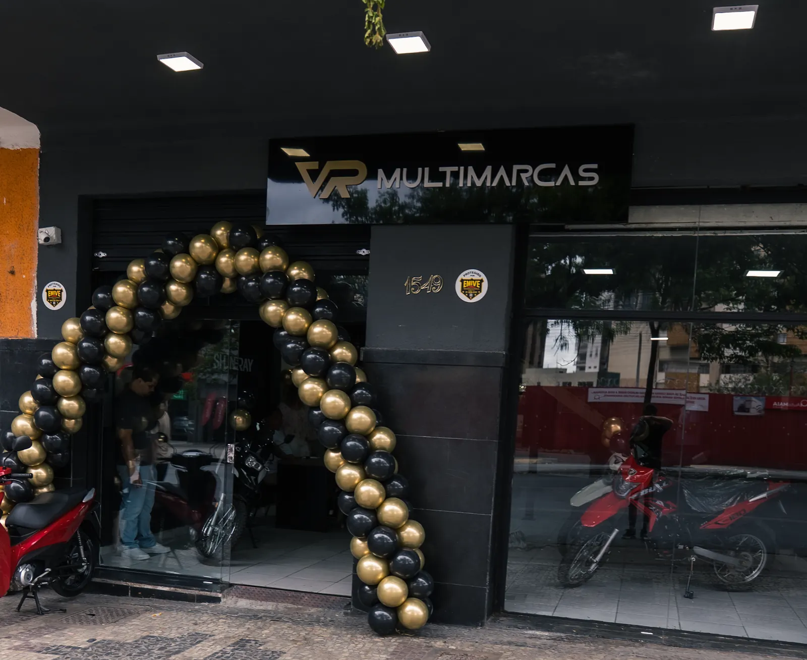 Entrada da VR Multimarcas Belo Horizonte com arco de balões na noite da inauguração