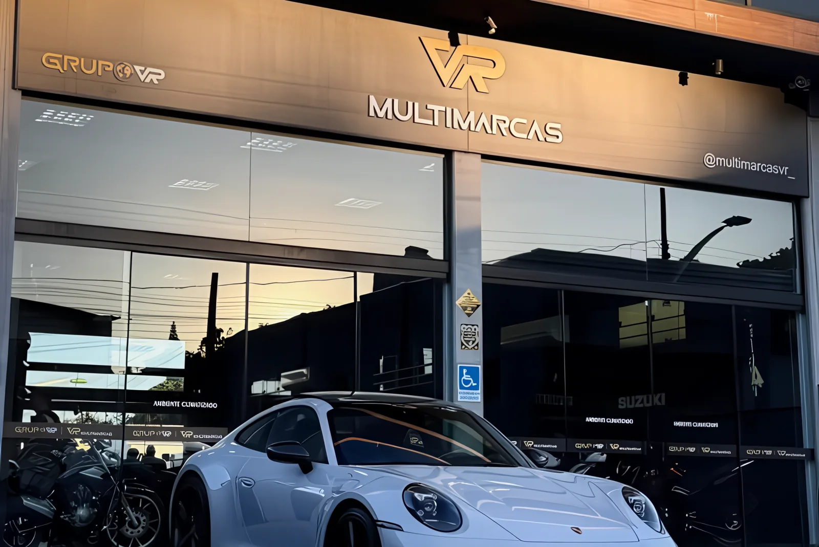 Fachada da loja VR Multimarcas de Biguaçu, SC, com o letreiro VR Multimarcas e a vitrine do showroom